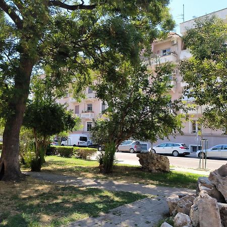 Lukas Apartament Vollga Дуррес Экстерьер фото