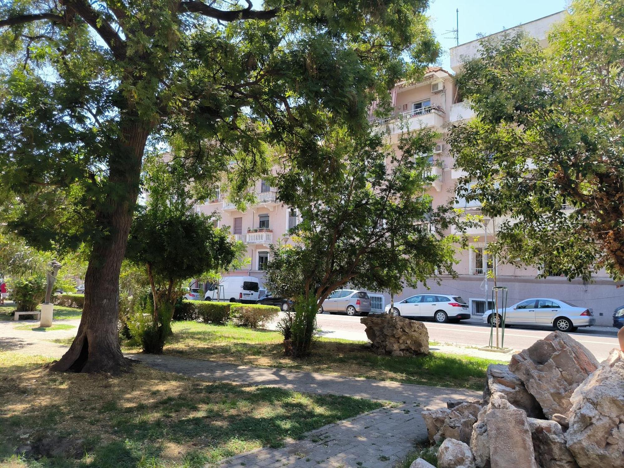 Lukas Apartament Vollga Дуррес Экстерьер фото