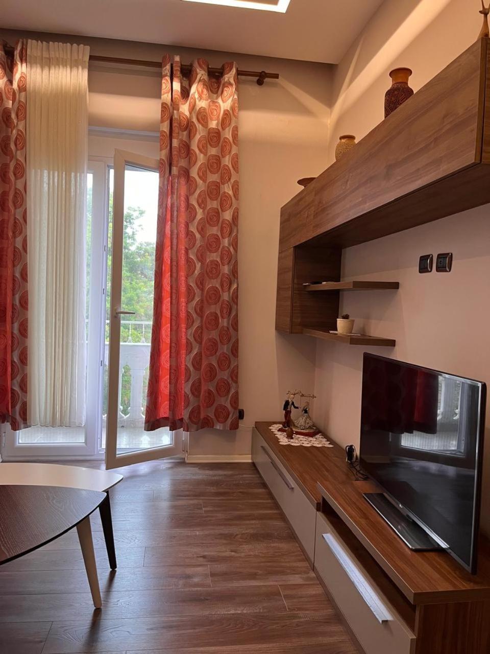 Lukas Apartament Vollga Дуррес Экстерьер фото