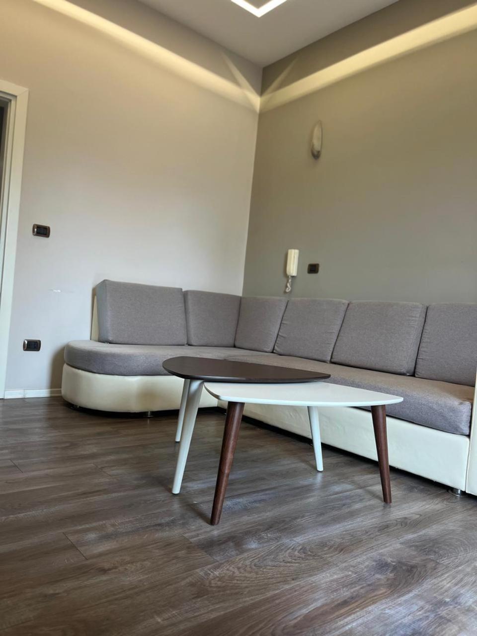Lukas Apartament Vollga Дуррес Экстерьер фото