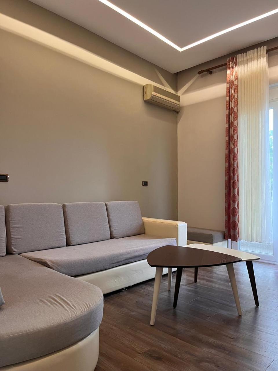 Lukas Apartament Vollga Дуррес Экстерьер фото