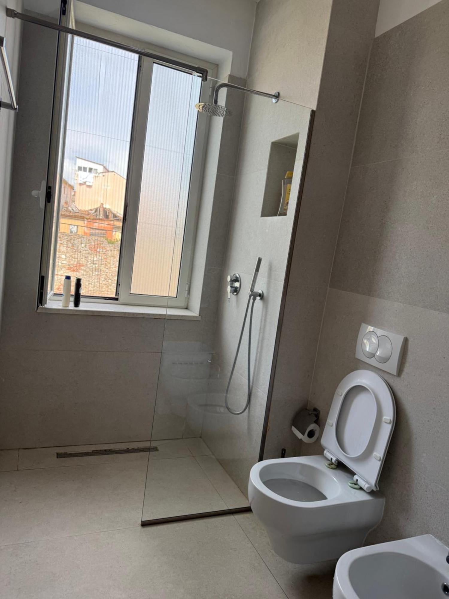 Lukas Apartament Vollga Дуррес Экстерьер фото
